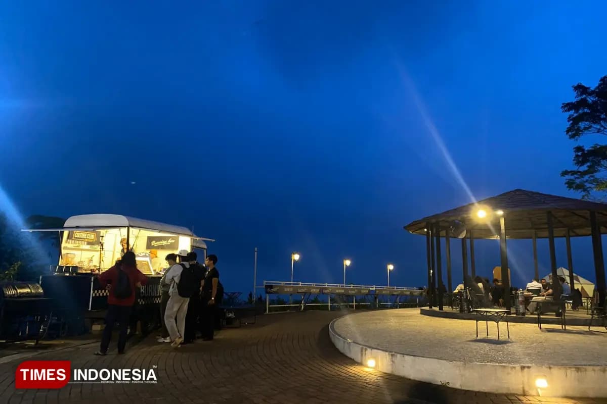 Ngopi di Ketinggian, Burning Bar Batu Suguhkan View Gunung dan Suasana Intimate