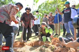 Mahyeldi dan Kakak Prabowo Tanam Pohon Andalas di Dies Natalis ke-70 Universitas Andalas
