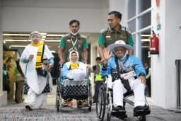 Jemaah Haji Kloter 12 Debarkasi Padang Tiba Dini Hari, Rombongan Pertama Dipulangkan dari Madinah