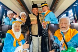 Penuh Haru dan Syukur, Jamaah Haji Asal Tanah Datar Kembali ke Kampung Halaman